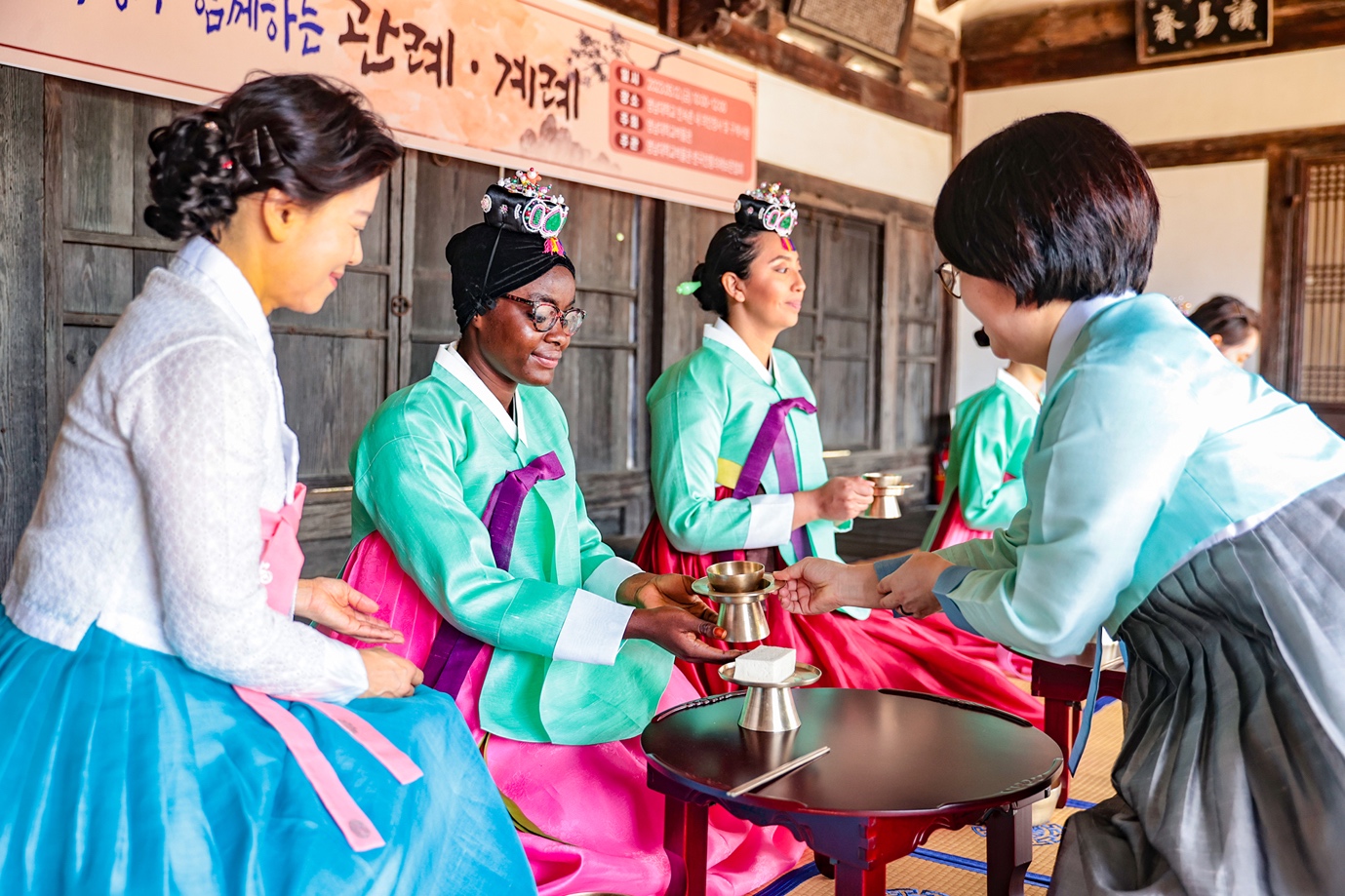 의류, 사람, 소녀, 사람들이(가) 표시된 사진

자동 생성된 설명