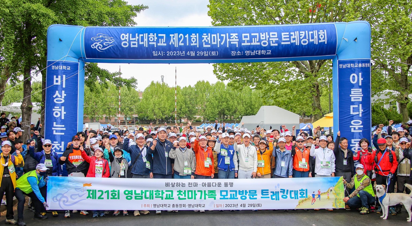 야외, 나무, 사람, 텍스트이(가) 표시된 사진

자동 생성된 설명